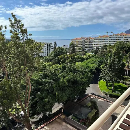 Cozy Duplex Retreat By Park & Ocean View Apartment