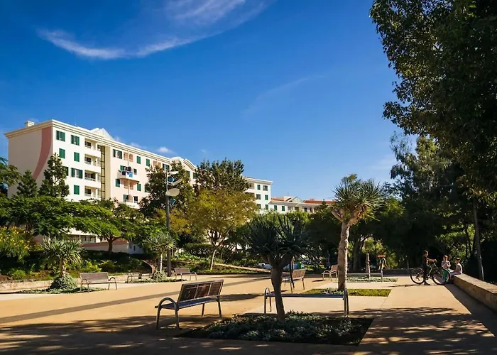 Cozy Duplex Retreat By Park & Ocean View Apartment