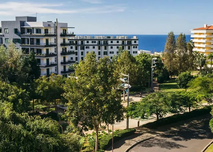 Cozy Duplex Retreat By Park & Ocean View * Funchal (Madeira)