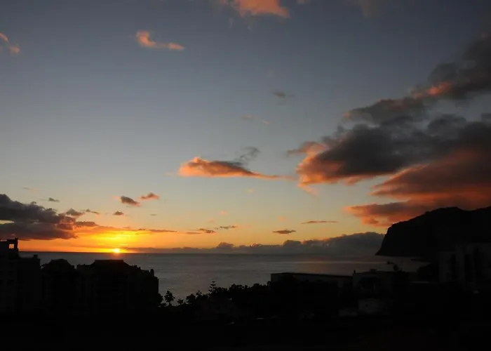 Cozy Duplex Retreat By Park & Ocean View Apartment