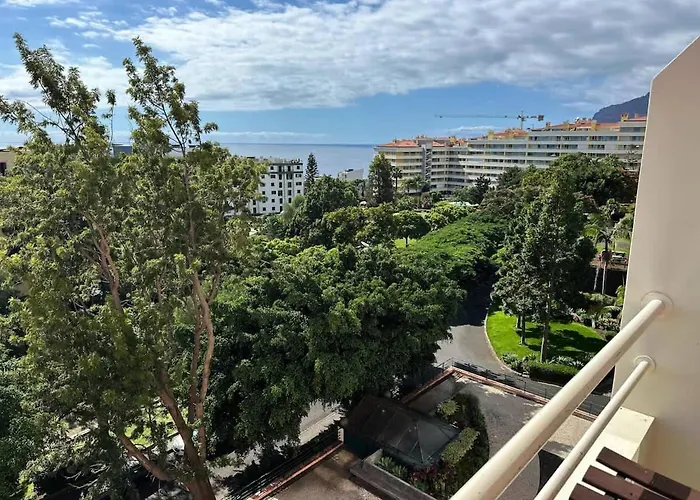 Cozy Duplex Retreat By Park & Ocean View Apartment