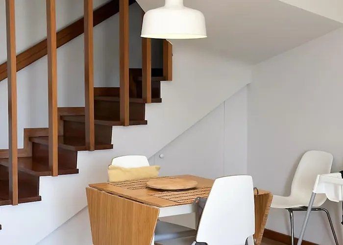 Cozy Duplex Retreat By Park & Ocean View Apartment