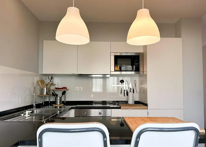 Cozy Duplex Retreat By Park & Ocean View Apartment